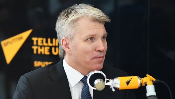 Министр спорта РФ Павел Колобков во время интервью в студии радио Sputnik на Российском инвестиционном форуме в Сочи. 15 февраля 2018 Министр спорта РФ Павел Колобков во время интервью в студии радио Sputnik на Российском инвестиционном форуме в Сочи. 15 февраля 2018