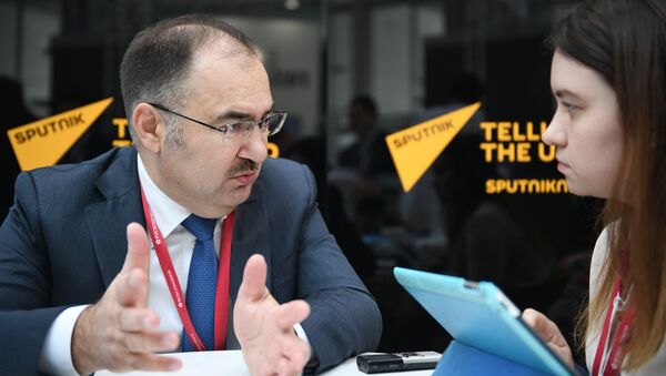 Председатель правления Пенсионного фонда РФ Антон Дроздов во время интервью в студии радио Sputnik на Российском инвестиционном форуме в Сочи. 15 февраля 2018 Председатель правления Пенсионного фонда РФ Антон Дроздов во время интервью в студии радио Sputnik на Российском инвестиционном форуме в Сочи. 15 февраля 2018
