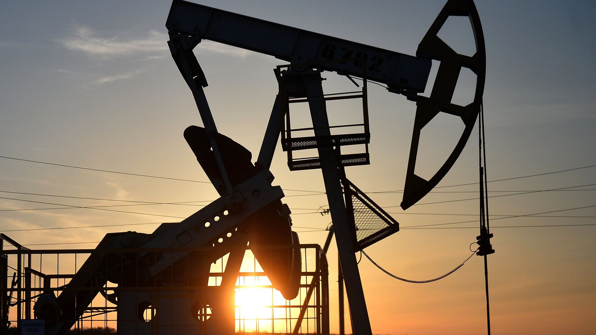 Новак назвал оптимальную цену нефти для восстановления добычи в России