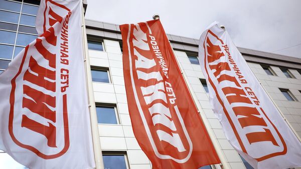 Корпоративные флаги перед головным офисом сети магазинов Магнит Корпоративные флаги перед головным офисом сети магазинов Магнит