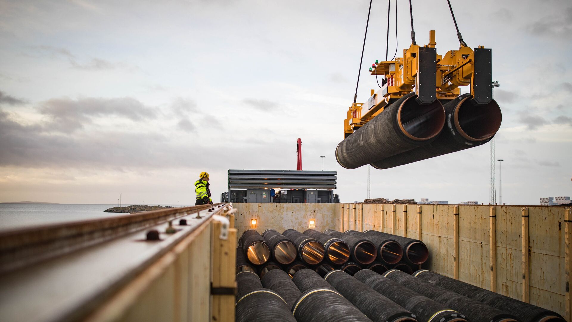 Трубы для строительства газопровода Северный поток — 2 в порту Мукран, Германия Трубы для строительства газопровода Северный поток — 2 в порту Мукран, Германия - РИА Новости, 1920, 22.07.2021
