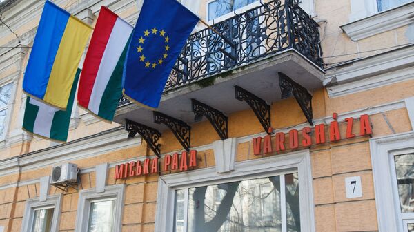 Флаги Венгрии, Украины и Евросоюза в украинском городе Берегово, где проживают закарпатские венгры Флаги Венгрии, Украины и Евросоюза в украинском городе Берегово, где проживают закарпатские венгры