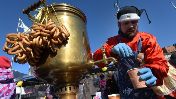 Участник праздничной ярмарки Широкой Масленицы на центральной площади Владивостока. 17 февраля 2018 Участник праздничной ярмарки Широкой Масленицы на центральной площади Владивостока. 17 февраля 2018