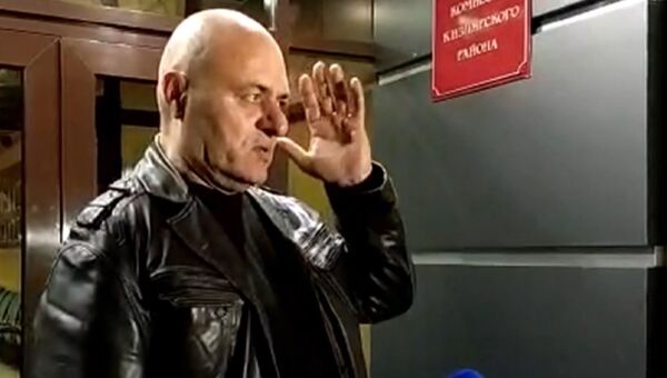 Первый выстрел боевика в Кизляре попал на камеру видеонаблюдения Первый выстрел боевика в Кизляре попал на камеру видеонаблюдения