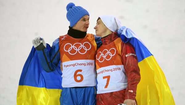 Александр Абраменко (Украина), занявший первое место и Илья Буров (Россия), занявший третье место в финале лыжной акробатики на соревнованиях по фристайлу среди мужчин на XXIII зимних Олимпийских играх в Пхенчхане. Архивное фото Александр Абраменко (Украина), занявший первое место и Илья Буров (Россия), занявший третье место в финале лыжной акробатики на соревнованиях по фристайлу среди мужчин на XXIII зимних Олимпийских играх в Пхенчхане. Архивное фото