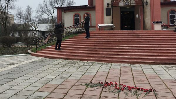 Цветы у Свято-Георгиевского храма в Кизляре, где 18 февраля местный житель открыл стрельбу из ружья по прихожанам Цветы у Свято-Георгиевского храма в Кизляре, где 18 февраля местный житель открыл стрельбу из ружья по прихожанам