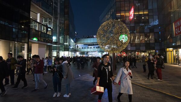 Горожане на территории многофункционального комплекса Sanlitun Soho в Пекине Горожане на территории многофункционального комплекса Sanlitun Soho в Пекине