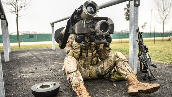 Американский военнослужащий с противотанковым ракетным комплексом (ПТРК) Javelin Американский военнослужащий с противотанковым ракетным комплексом (ПТРК) Javelin