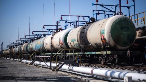 Цистерны на нефтебазе на территории Новороссийского морского торгового порта. Архивное фото Цистерны на нефтебазе на территории Новороссийского морского торгового порта. Архивное фото