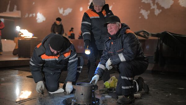 Сотрудники Мосгаза проводят профилактику горелки Вечного огня у Могилы Неизвестного Солдата в Александровском саду в канун Дня защитника Отечества Сотрудники Мосгаза проводят профилактику горелки Вечного огня у Могилы Неизвестного Солдата в Александровском саду в канун Дня защитника Отечества