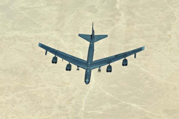 Американский стратегический бомбардировщик B-52 в небе над Сирией Американский стратегический бомбардировщик B-52 в небе над Сирией