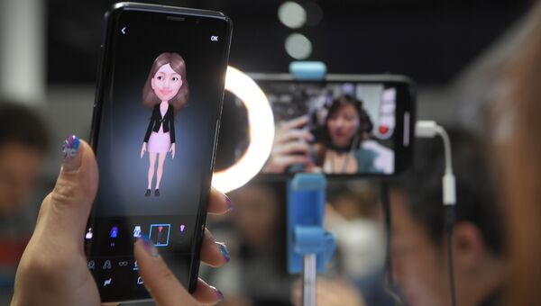 Женщина держит новый смартфон Samsung Galaxy S9 во время мероприятия Samsung Galaxy S9 Unpacked накануне MWC в Барселоне, Испания. 25 февраля 2018 года Женщина держит новый смартфон Samsung Galaxy S9 во время мероприятия Samsung Galaxy S9 Unpacked накануне MWC в Барселоне, Испания. 25 февраля 2018 года