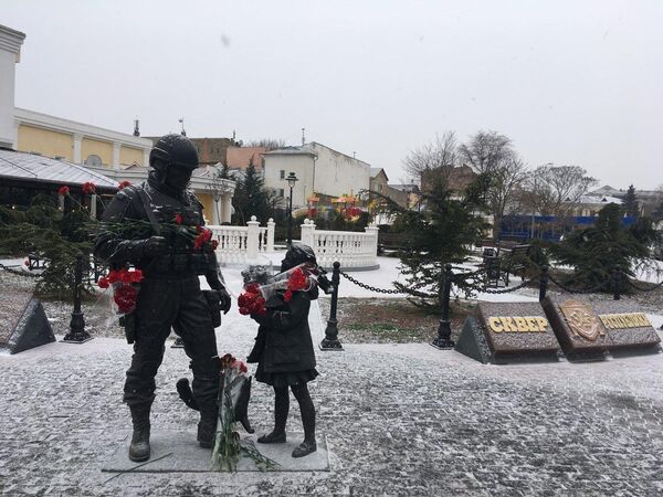 Жители несут цветы в центр Симферополя к памятнику Вежливым людям. 27 февраля 2018 Жители несут цветы в центр Симферополя к памятнику Вежливым людям. 27 февраля 2018