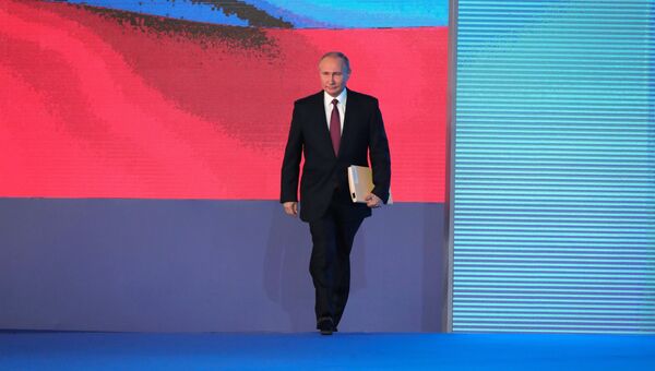Владимир Путин перед началом выступления с ежегодным посланием Федеральному Собранию в ЦВЗ Манеж. 1 марта 2018 Владимир Путин перед началом выступления с ежегодным посланием Федеральному Собранию в ЦВЗ Манеж. 1 марта 2018