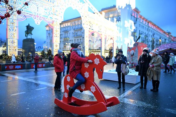 Посетители на фестивале Путешествие в Рождество на Тверской улице в Москве Посетители на фестивале Путешествие в Рождество на Тверской улице в Москве