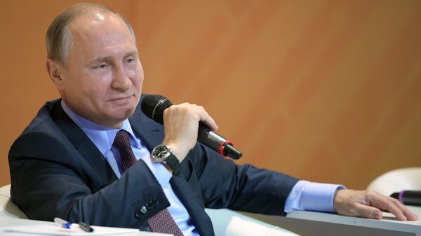 Владимир Путин во время участия в VI Всероссийском форуме рабочей молодежи в ходе рабочей поездки в Свердловскую область. 6 марта 2018 Владимир Путин во время участия в VI Всероссийском форуме рабочей молодежи в ходе рабочей поездки в Свердловскую область. 6 марта 2018