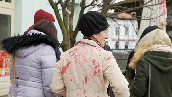 В центре Ужгорода на Театральной площади неизвестные напали на участников акции по защите прав женщин. 8 марта 2018 В центре Ужгорода на Театральной площади неизвестные напали на участников акции по защите прав женщин. 8 марта 2018
