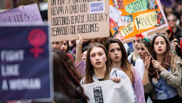 Участницы акции протеста женщин в Барселоне в Международный женский день. 8 марта 2018 Участницы акции протеста женщин в Барселоне в Международный женский день. 8 марта 2018