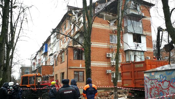 Сотрудники полиции и МЧС на месте взрыва газа в жилом доме в Краснодаре. 10 марта 2018 Сотрудники полиции и МЧС на месте взрыва газа в жилом доме в Краснодаре. 10 марта 2018