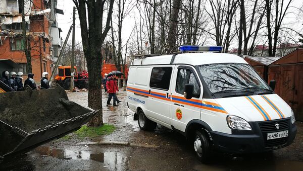 Автомобиль МЧС рядом с жилым домом на Славянской улице в Краснодаре, где произошел взрыв газа. 10 марта 2018 Автомобиль МЧС рядом с жилым домом на Славянской улице в Краснодаре, где произошел взрыв газа. 10 марта 2018