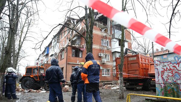 Сотрудники МЧС рядом с жилым домом на Славянской улице в Краснодаре, где произошел взрыв газа. 10 марта 2018 Сотрудники МЧС рядом с жилым домом на Славянской улице в Краснодаре, где произошел взрыв газа. 10 марта 2018