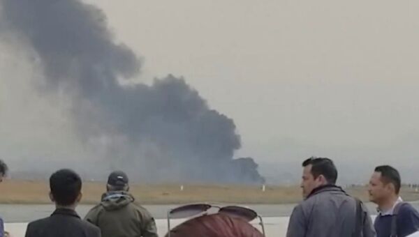 Столб дыма на месте крушения пассажирского лайнера в Непале Столб дыма на месте крушения пассажирского лайнера в Непале