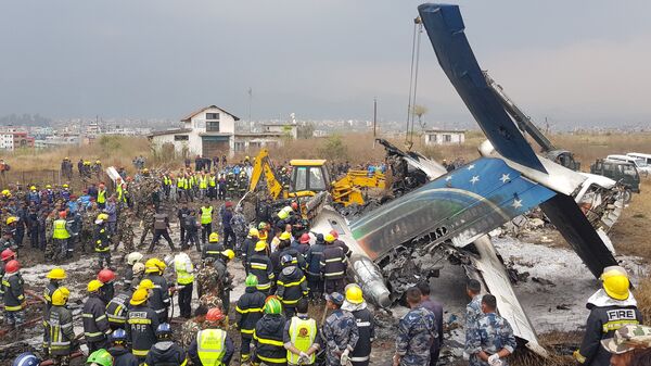 Спасатели на месте крушения самолета авиакомпании US-Bangla Airlines в Катманду, Непал. 12 марта 2018 Спасатели на месте крушения самолета авиакомпании US-Bangla Airlines в Катманду, Непал. 12 марта 2018