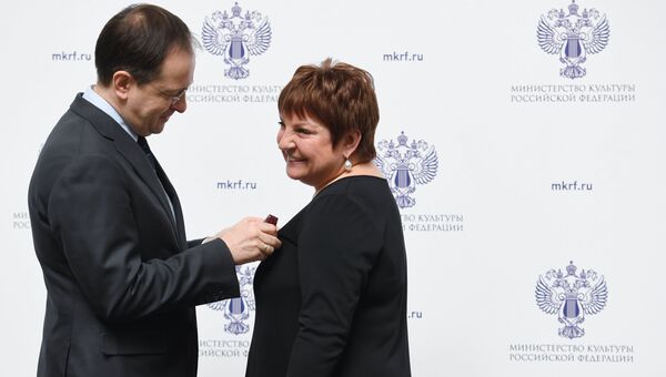 Министр культуры РФ Владимир Мединский и художественный руководитель - директор Академического ансамбля народного танца имени Игоря Моисеева Елена Щербакова, награжденная орденом За заслуги перед Отечеством IV степени Министр культуры РФ Владимир Мединский и художественный руководитель - директор Академического ансамбля народного танца имени Игоря Моисеева Елена Щербакова, награжденная орденом За заслуги перед Отечеством IV степени