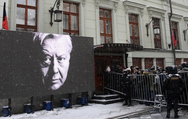 Люди стоят в очереди у входа в здание Московского Художественного театра имени А.П.Чехова, где пройдет церемония прощания с актером Олегом Табаковым. 15 марта 2018 Люди стоят в очереди у входа в здание Московского Художественного театра имени А.П.Чехова, где пройдет церемония прощания с актером Олегом Табаковым. 15 марта 2018