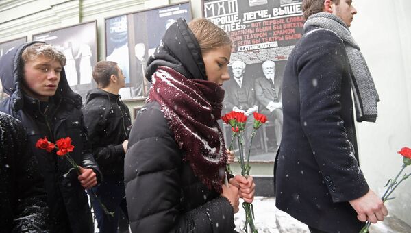 Люди с цветами у входа в здание Московского Художественного театра (МХТ) имени А. П. Чехова в Камергерском переулке, где проходит церемония прощания с актером Олегом Табаковым Люди с цветами у входа в здание Московского Художественного театра (МХТ) имени А. П. Чехова в Камергерском переулке, где проходит церемония прощания с актером Олегом Табаковым