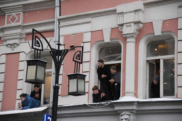 Молодые люди в окнах Школы-студии МХАТ в Камергерском переулке во время прощания с актером и режиссером Олегом Табаковым Молодые люди в окнах Школы-студии МХАТ в Камергерском переулке во время прощания с актером и режиссером Олегом Табаковым