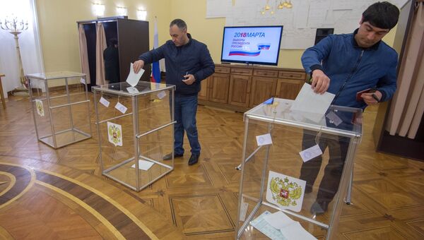 Избиратели голосуют на выборах президента Российской Федерации на избирательном участке №8026 в посольстве Российской Федерации в Республике Армения в Ереване. 18 марта 2018 Избиратели голосуют на выборах президента Российской Федерации на избирательном участке №8026 в посольстве Российской Федерации в Республике Армения в Ереване. 18 марта 2018