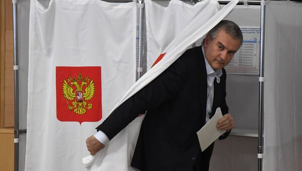 Глава Республики Крым Сергей Аксенов во время голосования на выборах президента Российской Федерации на избирательном участке в Симферополе. 18 марта 2018 Глава Республики Крым Сергей Аксенов во время голосования на выборах президента Российской Федерации на избирательном участке в Симферополе. 18 марта 2018
