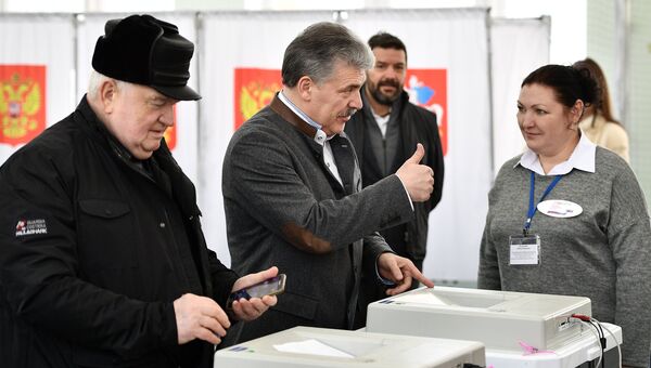 Кандидат в президенты РФ от КПРФ Павел Грудинин голосует на выборах президента РФ на избирательном участке №13-06 в Москве. 18 марта 2018 Кандидат в президенты РФ от КПРФ Павел Грудинин голосует на выборах президента РФ на избирательном участке №13-06 в Москве. 18 марта 2018