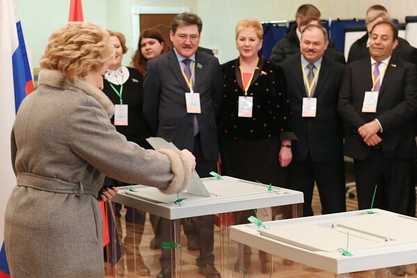 Председатель Совета Федерации РФ Валентина Матвиенко опускает бюллетень в урну на выборах президента РФ на избирательном участке №2237 в Санкт-Петербурге. 18 марта 2018 Председатель Совета Федерации РФ Валентина Матвиенко опускает бюллетень в урну на выборах президента РФ на избирательном участке №2237 в Санкт-Петербурге. 18 марта 2018