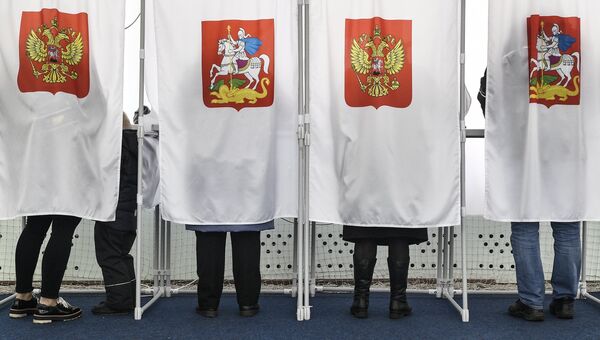 Избиратели во время голосования на выборах на избирательном участке №13-06 в Москве. Архивное фото Избиратели во время голосования на выборах на избирательном участке №13-06 в Москве. Архивное фото