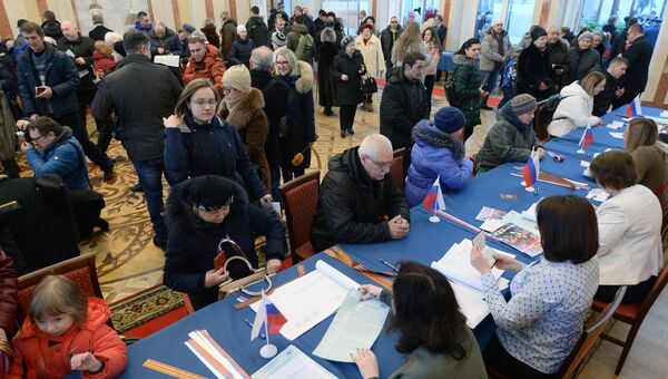 Избиратели на выборах президента РФ на избирательном участке в посольстве РФ в Минске. 18 марта 2018 Избиратели на выборах президента РФ на избирательном участке в посольстве РФ в Минске. 18 марта 2018