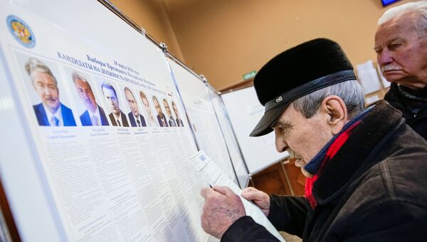 Мужчины у стенда с информацией о кандидатах в президенты РФ Мужчины у стенда с информацией о кандидатах в президенты РФ