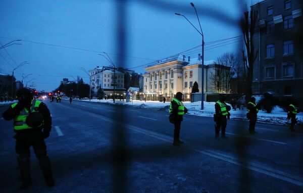 Сотрудники МВД Украины блокируют здание посольства РФ в Киеве в связи с выборами президента РФ Сотрудники МВД Украины блокируют здание посольства РФ в Киеве в связи с выборами президента РФ