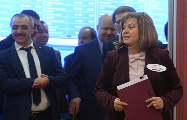 Председатель Центральной избирательной комиссии РФ Элла Памфилова перед объявлением предварительных результатов голосования на выборах президента РФ. 19 марта 2018 Председатель Центральной избирательной комиссии РФ Элла Памфилова перед объявлением предварительных результатов голосования на выборах президента РФ. 19 марта 2018