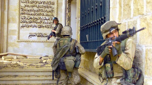 Морские пехотинцы США перед входом в один из дворцов Саддама Хусейна. 9 апреля 2003 года Морские пехотинцы США перед входом в один из дворцов Саддама Хусейна. 9 апреля 2003 года