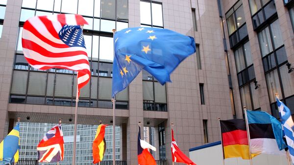 Флаги ЕС и США на здании Европейского парламента в Брюсселе Флаги ЕС и США на здании Европейского парламента в Брюсселе
