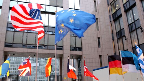 Флаги ЕС и США на здании Европейского парламента в Брюсселе. Архивное фото Флаги ЕС и США на здании Европейского парламента в Брюсселе. Архивное фото