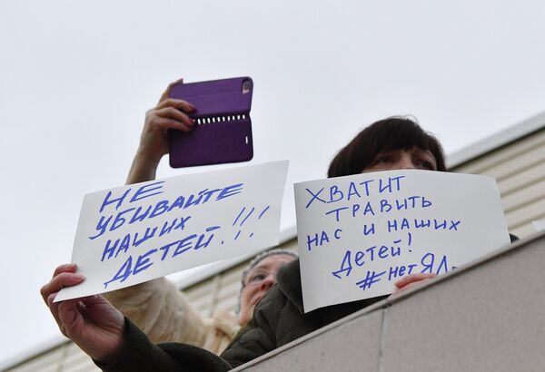Люди с плакатами у Центральной районной больницы Волоколамска, куда жители обращались в связи с ухудшением самочувствия. 21 марта 2018 Люди с плакатами у Центральной районной больницы Волоколамска, куда жители обращались в связи с ухудшением самочувствия. 21 марта 2018