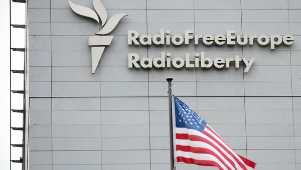 Вывеска на здании штаб-квартиры международной радиовещательной организации Радио Свободная Европа в Праге. Архивное фото Вывеска на здании штаб-квартиры международной радиовещательной организации Радио Свободная Европа в Праге. Архивное фото
