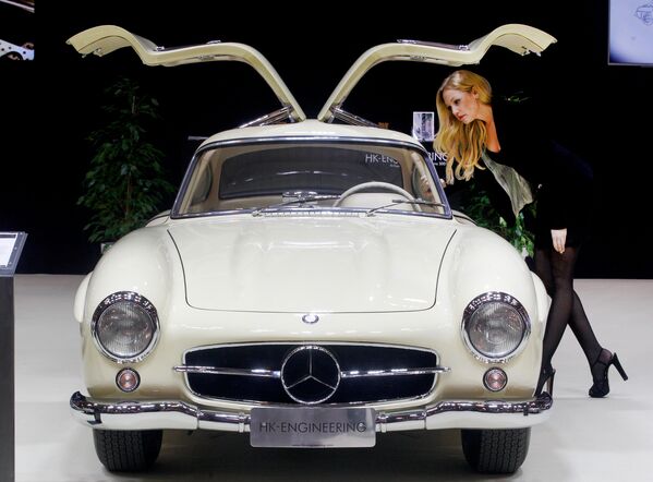 Девушка рядом с автомобилем Mercedes-Benz 300 SL Coupe 1956 года на выставке Techno-Classica Essen в Германии Девушка рядом с автомобилем Mercedes-Benz 300 SL Coupe 1956 года на выставке Techno-Classica Essen в Германии