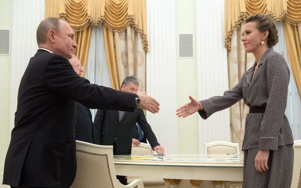 Президент РФ Владимир Путин на встрече с кандидатами на должность президента РФ. Справа - кандидат в президенты РФ от партии Гражданская инициатива Ксения Собчак Президент РФ Владимир Путин на встрече с кандидатами на должность президента РФ. Справа - кандидат в президенты РФ от партии Гражданская инициатива Ксения Собчак