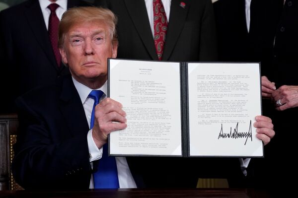 Президент Дональд Трамп после подписания меморандума, устанавливающего тарифы и инвестиционные ограничения для Китая. 22 марта 2018 Президент Дональд Трамп после подписания меморандума, устанавливающего тарифы и инвестиционные ограничения для Китая. 22 марта 2018