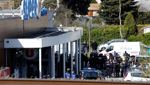 Сотрудники полиции у супермаркета в коммуне Треб на юге Франции, где произошел захват заложников. Архивное фото Сотрудники полиции у супермаркета в коммуне Треб на юге Франции, где произошел захват заложников. Архивное фото