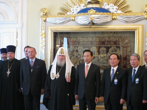 Патриарх Алексий II и президент Южной Кореи Ли Мен Бак в Синодальной резиденции в Свято-Даниловом монастыре Москвы Патриарх Алексий II и президент Южной Кореи Ли Мен Бак в Синодальной резиденции в Свято-Даниловом монастыре Москвы